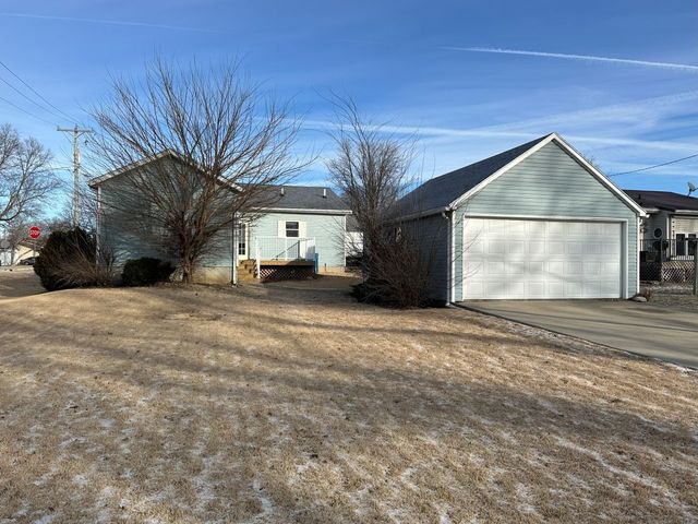 627 12th Street, Dewitt, IA 52472