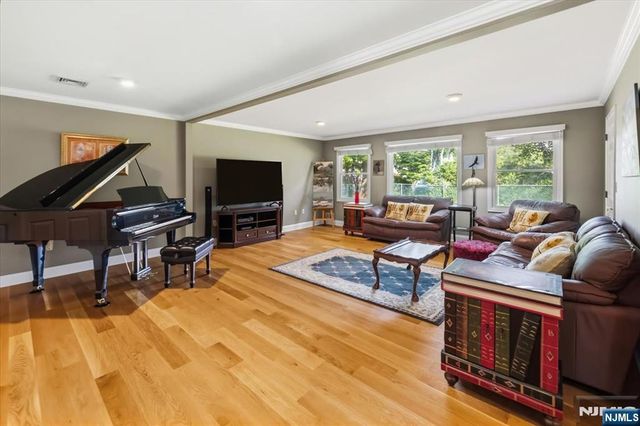 30 Beverly Road, Glen Rock, NJ 07452
