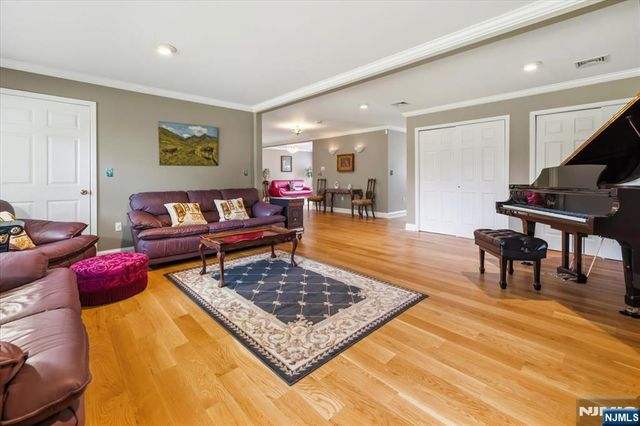 30 Beverly Road, Glen Rock, NJ 07452