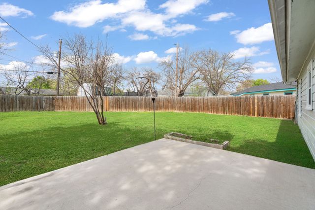 115 NE Taylor Street, Burleson, TX 76028