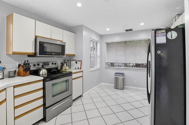 9481 Oak Grove Cir, Davie, FL 33328