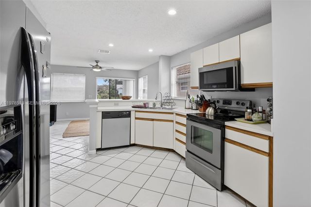 9481 Oak Grove Cir, Davie, FL 33328