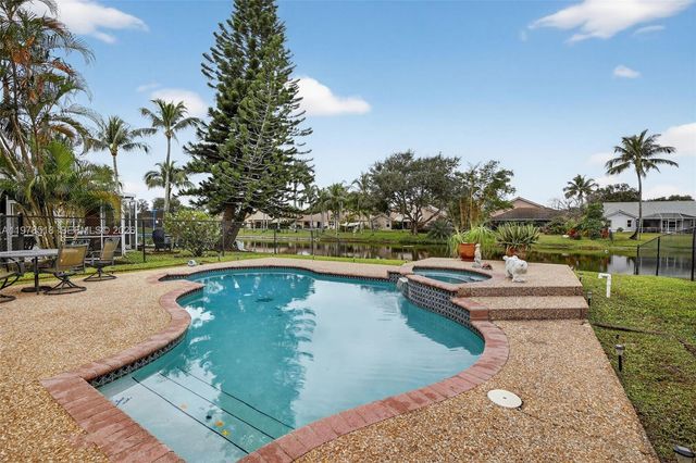 9481 Oak Grove Cir, Davie, FL 33328