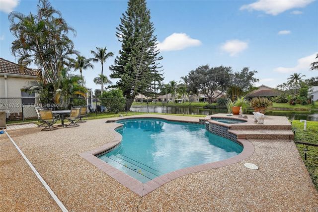 9481 Oak Grove Cir, Davie, FL 33328