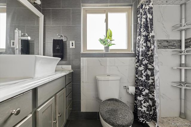 21076 Masch Avenue, Warren, MI 48091