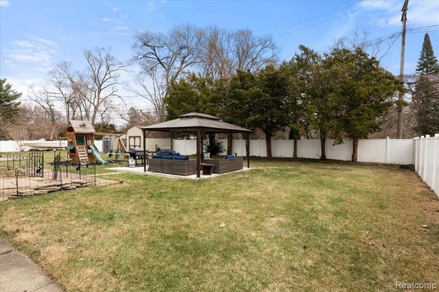 21076 Masch Avenue, Warren, MI 48091