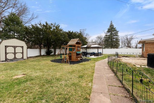 21076 Masch Avenue, Warren, MI 48091