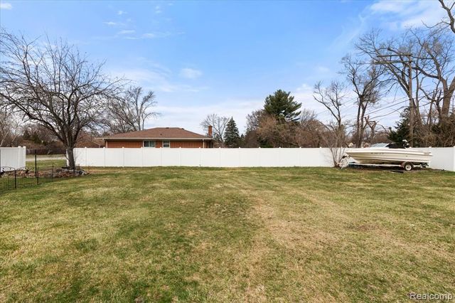 21076 Masch Avenue, Warren, MI 48091