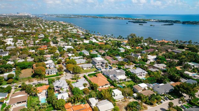 145 Alhambra Place, West Palm Beach, FL 33405