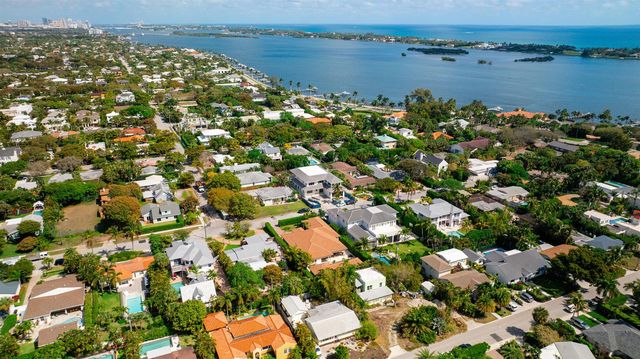 145 Alhambra Place, West Palm Beach, FL 33405