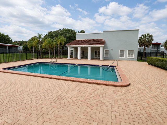 2812 SOMERSET PARK DRIVE 105, Tampa, FL 33613