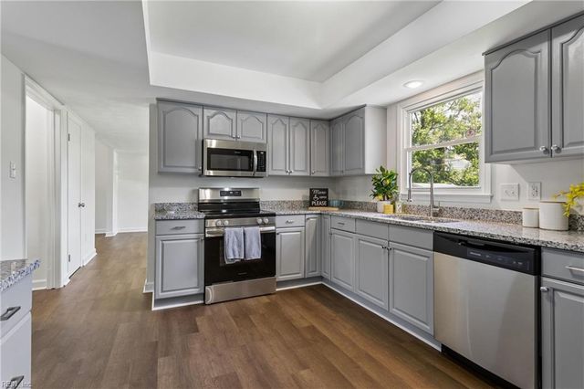 8 Pasadena CT, Hampton, VA 23666