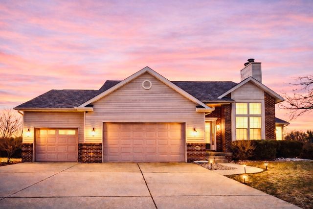 15 Greythorne Circle, Bloomington, IL 61704