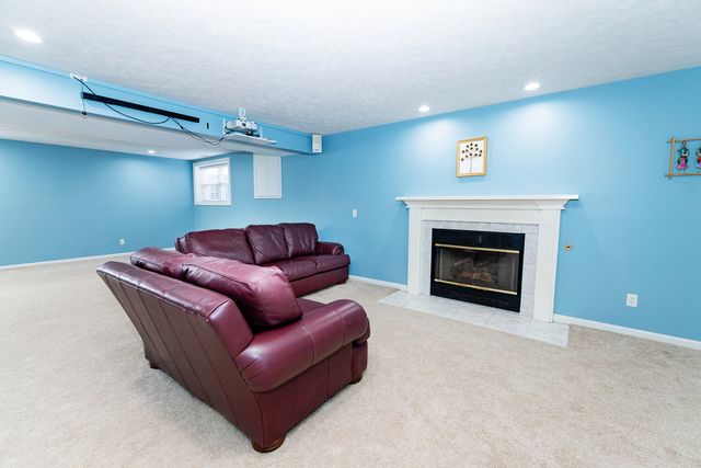 15 Greythorne Circle, Bloomington, IL 61704