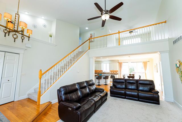 15 Greythorne Circle, Bloomington, IL 61704