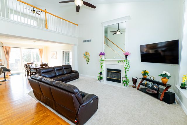 15 Greythorne Circle, Bloomington, IL 61704