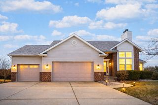 15 Greythorne Circle, Bloomington, IL 61704