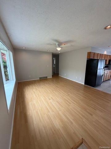 35633 SEVILLE Street, Clinton Charter Township, MI 48035