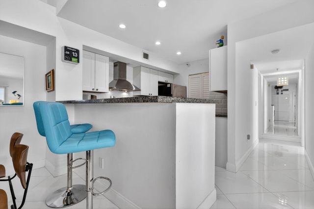 180 Yacht Club Way 304, Hypoluxo, FL 33462