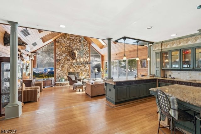 12 E Saddle River Rd, Saddle River Boro, NJ 07458