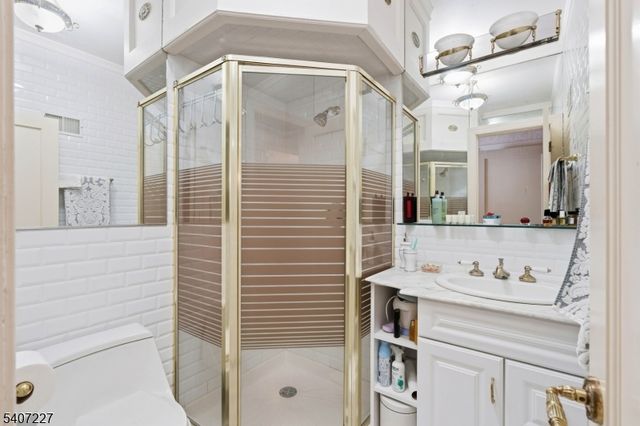 12 E Saddle River Rd, Saddle River Boro, NJ 07458