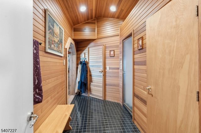 12 E Saddle River Rd, Saddle River Boro, NJ 07458