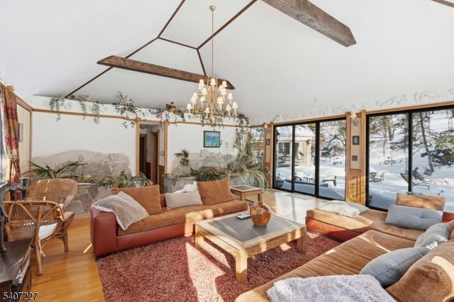 12 E Saddle River Rd, Saddle River Boro, NJ 07458