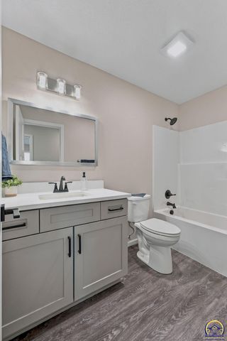 1923 NW Greenwood CT, Topeka, KS 66608