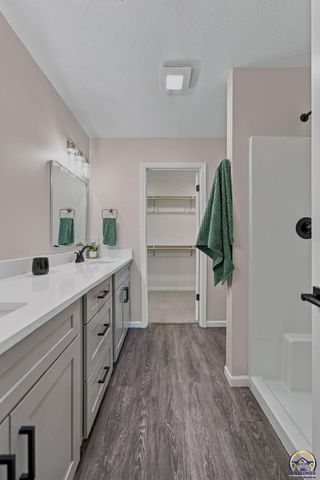 1923 NW Greenwood CT, Topeka, KS 66608