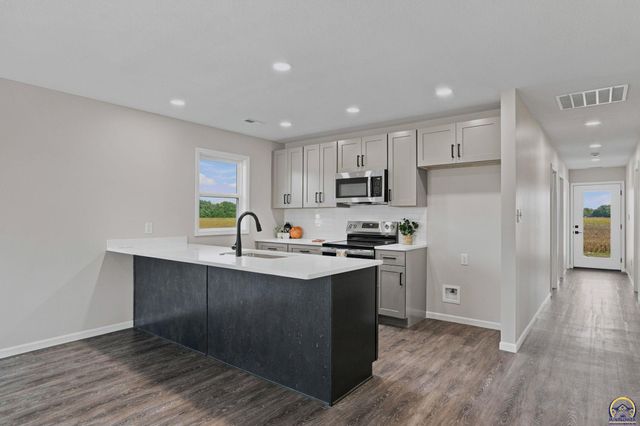 1923 NW Greenwood CT, Topeka, KS 66608
