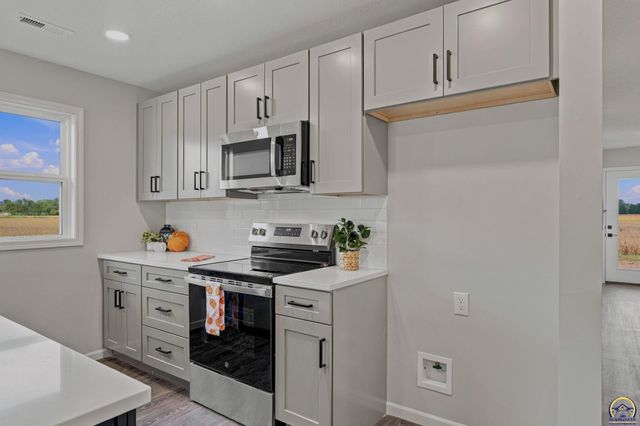 1923 NW Greenwood CT, Topeka, KS 66608