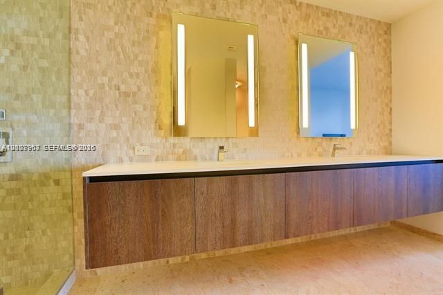 68 SE 6th St 3210, Miami, FL 33131