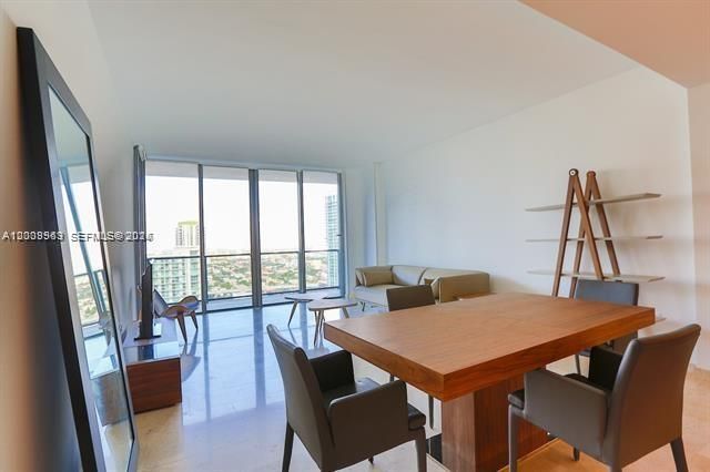 68 SE 6th St 3210, Miami, FL 33131