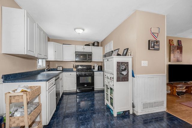 38 Farmland Rd C, Lowell, MA 01850