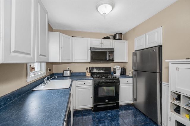 38 Farmland Rd C, Lowell, MA 01850