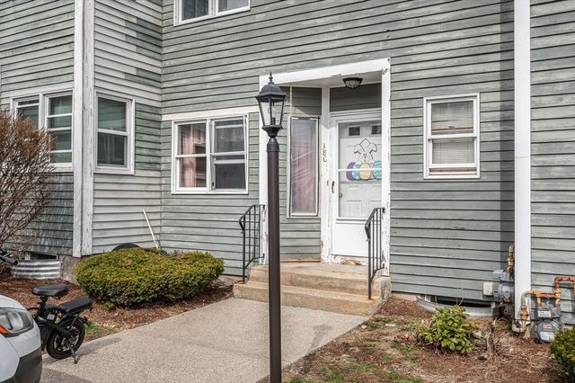 38 Farmland Rd C, Lowell, MA 01850