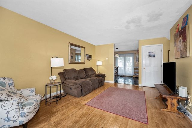 38 Farmland Rd C, Lowell, MA 01850