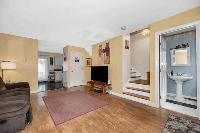 38 Farmland Rd C, Lowell, MA 01850