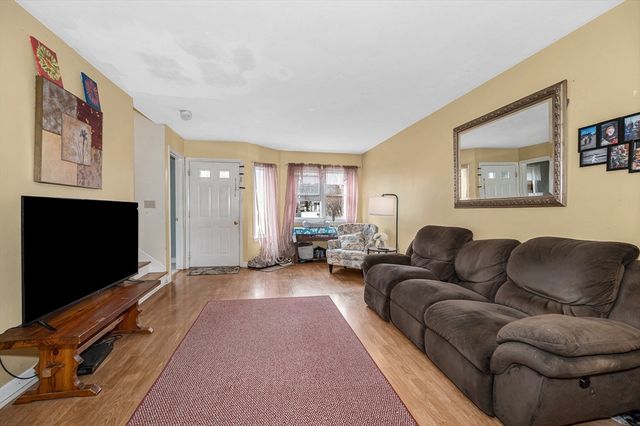 38 Farmland Rd C, Lowell, MA 01850