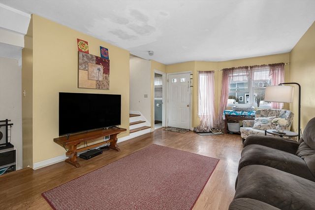 38 Farmland Rd C, Lowell, MA 01850