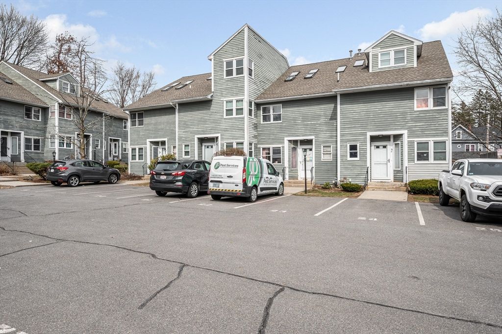 38 Farmland Rd C, Lowell, MA 01850