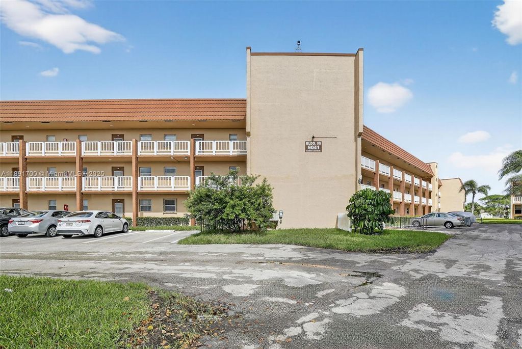 9041 Sunrise Lakes Blvd 107, Sunrise, FL 33322