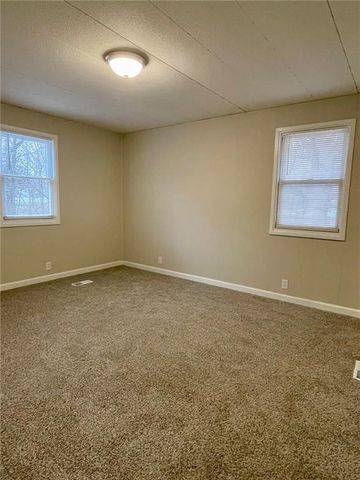 522 6th Street, Tonganoxie, KS 66086