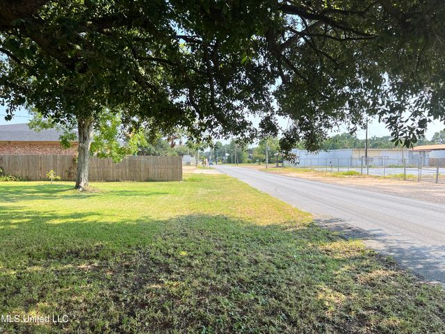 2004 Martin Street, Pascagoula, MS 39581