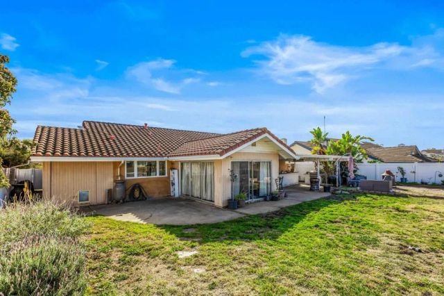 1554 W Country Club Lane, Escondido, CA 92026