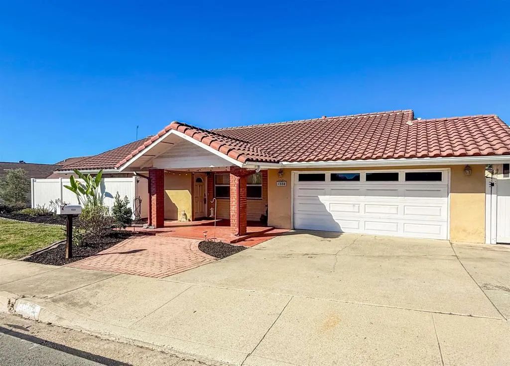 1554 W Country Club Lane, Escondido, CA 92026