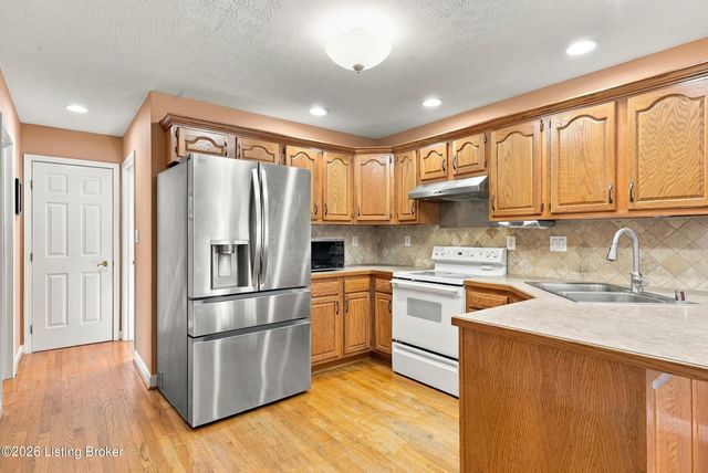 6314 Winding Stream Dr, Louisville, KY 40272
