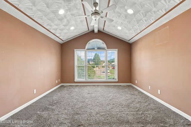 6314 Winding Stream Dr, Louisville, KY 40272