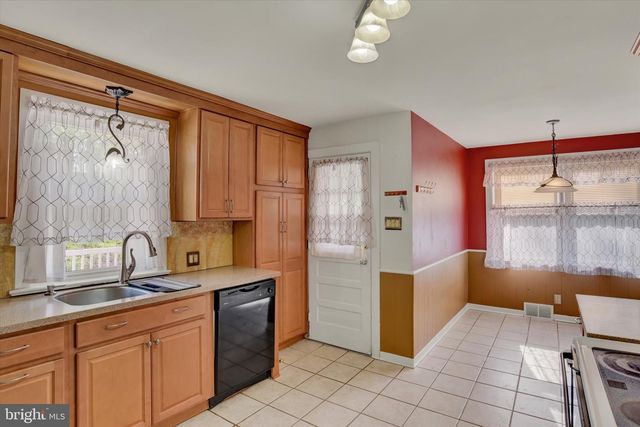 4931 CHAMBERS HILL RD, Harrisburg, PA 17111