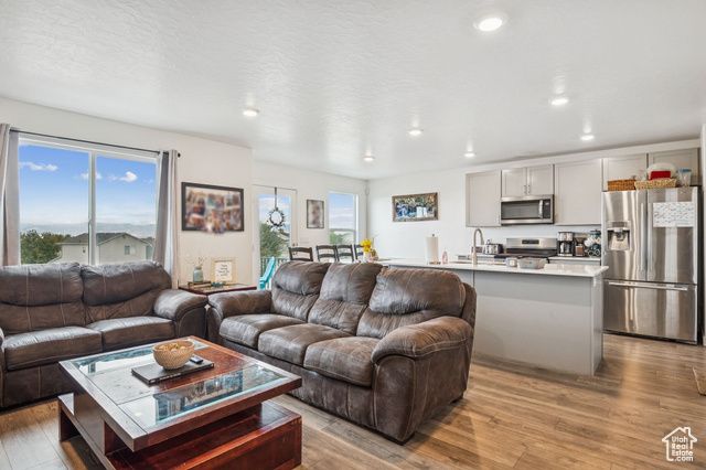 8604 W BECKVILLE DR, Magna, UT 84044